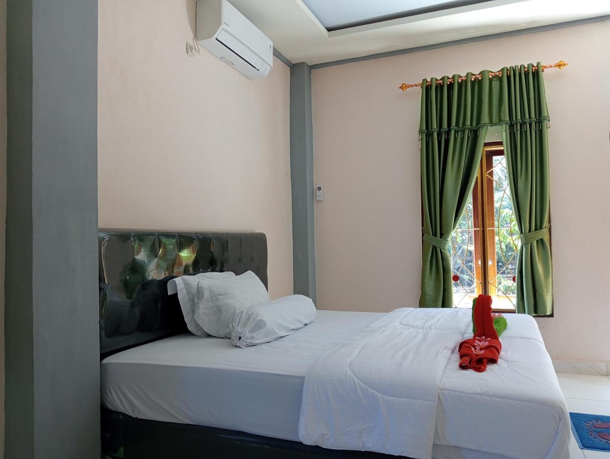 Yusilver Guest House Labuan Bajo Værelse billede